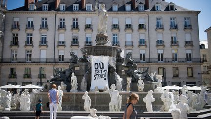 Un poster "Où est Steve ?", sur la fontaine de la place royale à Nantes (Loire-Atlantique), le 29 juillet 2019.&nbsp; (LOIC VENANCE / AFP)