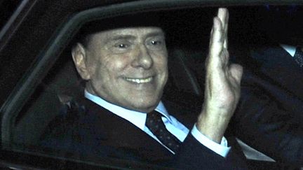 Silvio Berlusconi salue la foule apr&egrave;s l'annonce officielle de sa d&eacute;mission, le 12 novembre 2011 &agrave; Rome. (STRINGER ITALY / REUTERS)