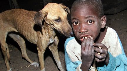 Un enfant zimbabwéen dans la région de Binga, à environ 600 km de Hararé, la capitale du pays, le 13 octobre 2002. (ARON UFUMELI / AFP)