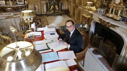 François Hollande dans son bureau de l'Elysée, le 24 février 2015, à Paris. (PHILIPPE WOJAZER / AFP)