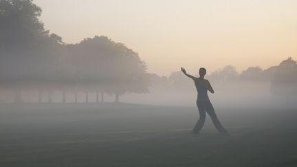 Le tai-chi-chuan, un art martial chinois dit "interne", qui selon une étude récente vient de prouver que sa pratique permet de réduire la pression du sang dans les artères. (TOM MERTON / THE IMAGE BANK RF / GETTY IMAGES)