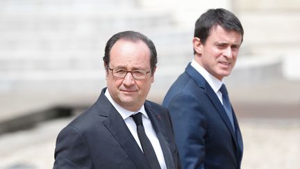 Fran&ccedil;ois Hollande et Manuel Valls sortent dans la cour de l'Elys&eacute;e apr&egrave;s une r&eacute;union du cabinet, le 15 juin 2016. (YANN BOHAC / CITIZENSIDE / AFP)