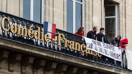 Des intermittents au balcon de la Comédie française, à Paris, le 27 avril 2016. (GEOFFROY VAN DER HASSELT / ANADOLU AGENCY / AFP)