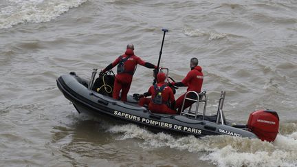 Des pompiers recherchent le corps de la jeune policière noyée dans la Seine lors d'un exercice, le 5 janvier 2018 à Paris. (THOMAS SAMSON / AFP)