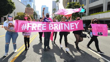 Des personnes manifestent pour la "libération" de Britney Spears de la tutelle de son père, le 29 septembre 2021 à Los Angeles (Etats-Unis). (VALERIE MACON / AFP)