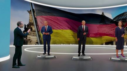 Qui va prendre la tête de l'Allemagne après Angela Merkel ? Trois favoris sont en lice, deux hommes et une femme. Le journaliste Guillaume Daret fait le point.&nbsp; (FRANCE 2)