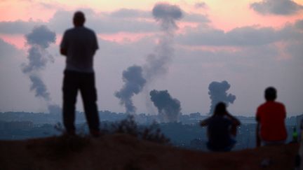 De la fum&eacute;e au-dessus de la bande de Gaza apr&egrave;s un raid a&eacute;rien isra&eacute;lien, le 8 juillet 2014. (OMER MESSINGER / NURPHOTO / AFP)