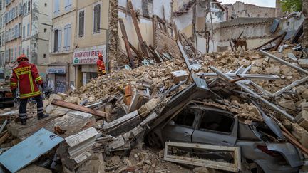 Les sauveteurs s'activent sous les décombres des immeubles effondrés à Marseille, le 5 novembre 2018. (LOIC AEDO/ AFP)