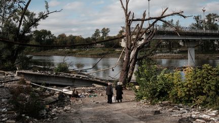 Un pont détruit dans la ville récemment reconquise de&nbsp;Sviatoguirsk, dans la région de Donetsk (Ukraine), le 9 octobre 2022.&nbsp; (YASUYOSHI CHIBA / AFP)