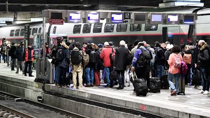 Un quai à la gare Montparnasse, à Paris, le 2 décembre 2022. (STEPHANE DE SAKUTIN / AFP)