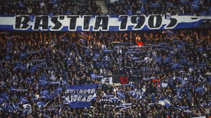 Des supporters du SC Bastia lors de la finale de Coupe de la ligue contre le PSG, le 11 avril 2015 au Stade de France, à Saint-Denis (Seine-Saint-Denis). (STEPHANE ALLAMAN / AFP)