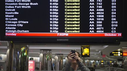 Dans le hall de l'a&eacute;roport LaGuardia, &agrave; New York, le 28 octobre 2012. (ADREES LATIF / REUTERS)