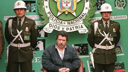 Un&nbsp;baron de la drogue du cartel de Cali, Miguel Rodriguez Orejuela, présenté à la presse à Bogota après avoir été arrêté, le 6 août 1995.&nbsp; (PEDRO UGARTE / AFP)