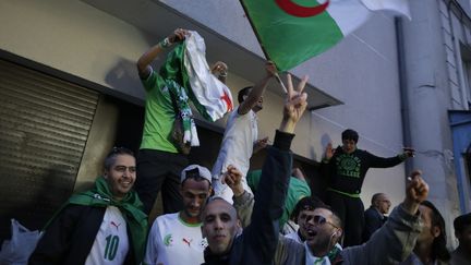 Des supporters de l'&eacute;quipe d'Alg&eacute;rie, &agrave; Paris, le 30 juin 2014.&nbsp; (KENZO TRIBOUILLARD / AFP)