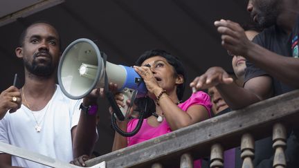 La ministre des Outre-mer, Ericka Bareigts, apparaît face à la foule au balcon de la préfecture de Cayenne (Guyane), le 30 mars 2017. (GILLES MOREL / CITIZENSIDE / AFP)