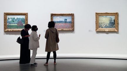 Des visiteurs sont à la fondation Louis-Vuitton à Paris pour admirer les oeuvres de la collection Morozov, le 15 septembre 2021. (GEOFFROY VAN DER HASSELT / AFP)