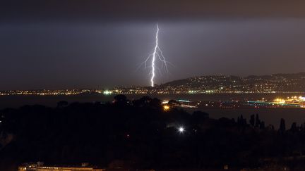 Un orage sur la ville de Nice (Alpes-Maritimes), le 3 février 2017. (VALERY HACHE / AFP)