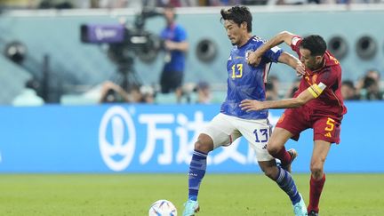 Morita prend le meilleur sur Busquets lors de Japon-Espagne, le jeudi 1er décembre 2022 à Doha. (JOSE BRETON / AFP)