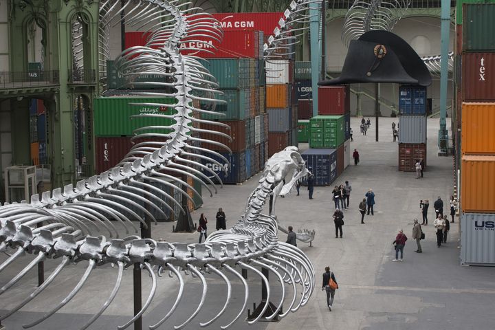 "Empires", un squelette de serpent de 250 m de long exposé par l'artiste franco-chinois Huang Yong Ping, en mai 2016 au Grand Palais à Paris (JOEL SAGET / AFP)