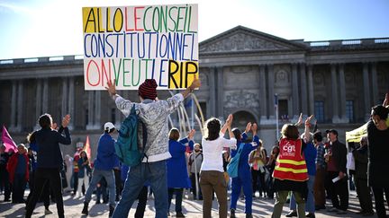 Des manifestants partisans du référendum d'initiative partagée, le 3 mai 2023 à Paris. (CHRISTOPHE ARCHAMBAULT / AFP)