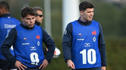 Antoine Dupont et Matthieu Jalibert lors d'un entraînement du XV de France, le 2 novembre 2021 à Marcoussis.&nbsp; (ANNE-CHRISTINE POUJOULAT / AFP)