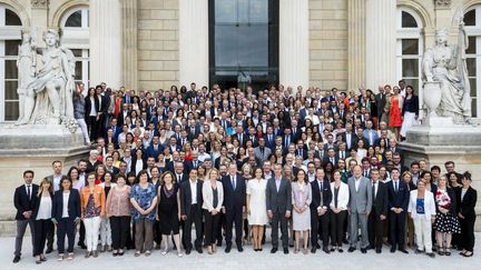 Les députés de&nbsp;La République en marche réunis devant l'Assemblée nationale, à Paris, le 24 juin 2017. (GILLES BASSIGNAC / AFP)