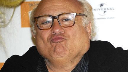 Quand on est petit et gros comme Danni DeVito, il est fortement d&eacute;conseill&eacute; de jouer au hamster ob&egrave;se en plein photocall. #unjouruneastuce (WENN / SIPA)