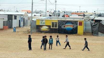 Des enfants jouent dans le camp de déplacés syriens de Zaatari, en Jordanie, le 11 décembre 2016. (RAINER JENSEN / DPA)