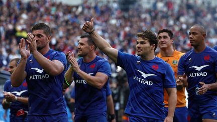 Grégory Alldritt et Antoine Dupont après la victoire du XV de France face à l'Australie, le 27 août 2023. (ANNE-CHRISTINE POUJOULAT / AFP)