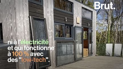 Clément et Pierre-Alain nous accueillent dans leur tiny house "low-tech". Voilà à quoi ça ressemble.