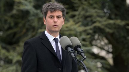 Le Premier ministre, Gabriel Attal, s'exprime devant la mairie de Viry-Châtillon (Essonne), le 18 avril 2024 (BERTRAND GUAY / AFP)