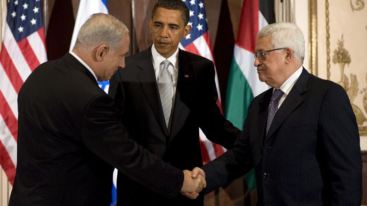 De gauche &agrave; droite, Benyamin Netanyahu, le Premier ministre isra&eacute;lien, Barack Obama, le pr&eacute;sident am&eacute;ricain, et Mahmoud Abbas, le chef de l'Autorit&eacute; palestinienne. Une poign&eacute;e de main survenue le 22 septembre 2009 &agrave; New York (Etats-Unis). (JIM WATSON / AFP)