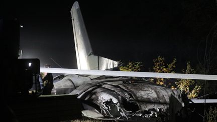 L'avion militaire&nbsp;Antonov-26 après son crash, le 25 septembre 2020, près de Kharkov, en Ukraine. (SERGEY BOBOK / AFP)