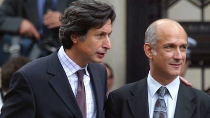 Patrick de Carolis en compagnie de Pascal Josèphe (à droite), à Paris, le 25 avril 2003. (MARTIN BUREAU / AFP)