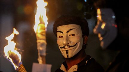 Un manifestant arborant un masque de Guy Fawkes à Colombo (Sri Lanka) le 3 mars 2022 (CHAMILA KARUNARATHNE / MAXPPP)