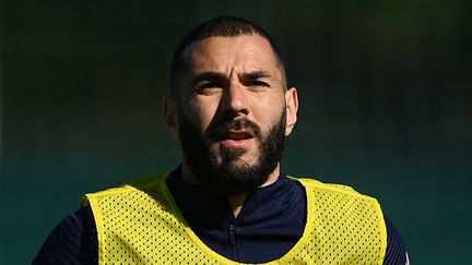 Le footballeur Karim Benzema, lors d'un entraînement à Clairefontaine, le 31 mai 2021. (FRANCK FIFE / AFP)