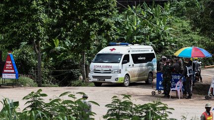 Une ambulance quitte le site de la grotte de&nbsp;Tham Luang&nbsp;en Thaïlande, le 10 juillet 2018. (YE AUNG THU / AFP)