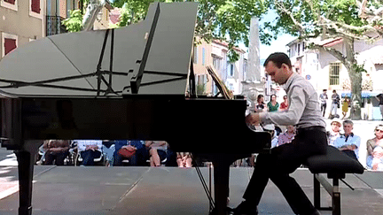 Déambulation musicale à la Roque d'Anthéron, un avant-goût au festival international de piano
 (France 3 / Culturebox)