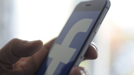 Un logo Facebook sur un iPhone, le 1er octobre 2018. (JAAP ARRIENS / NURPHOTO / AFP)