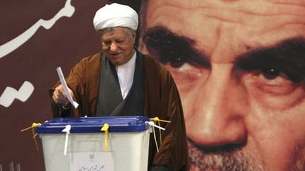 L'ancien président iranien Akbar Hachémi Rafsandjani, votant aux législatives du 2 mars 2012, invoque le nom de Khomeini pour attaquer Khamenei. (REUTERS/Stringer IRAN)