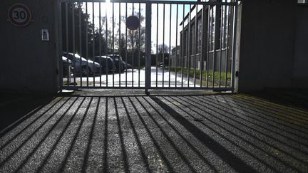 Les grilles du lycée Bugatti, à Illzach, dans le Haut-Rhin, le 9 mars 2020. (PATRICK SEEGER / EPA)