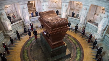 Le tombeau de Napoléon Bonaparte aux Invalides durant la cérémonie commémorant le bicentenaire de la mort de l'empereur le 5 mai 2021. (CHRISTOPHE PETIT TESSON / POOL / AFP)