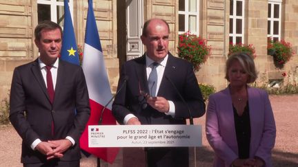 Le Premier ministre, Jean Castex, accompagné&nbsp;d'Olivier Véran (à gauche), ministre de la Santé, et de Brigitte Bourguignon, ministre déléguée chargée de l'Autonomie, à Autun (Saône-et-Loire), le 23 septembre 2021. (FRANCEINFO)