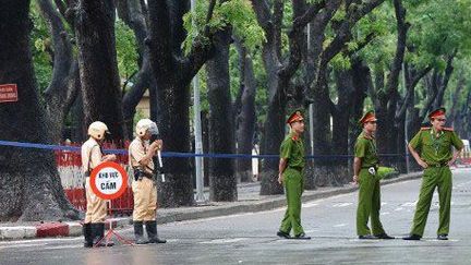 Policier vietnamien dans les rues d'Hanoï, capitale du pays, le 1er juillet 2012. (AFP - Hoang Dinh Nam)