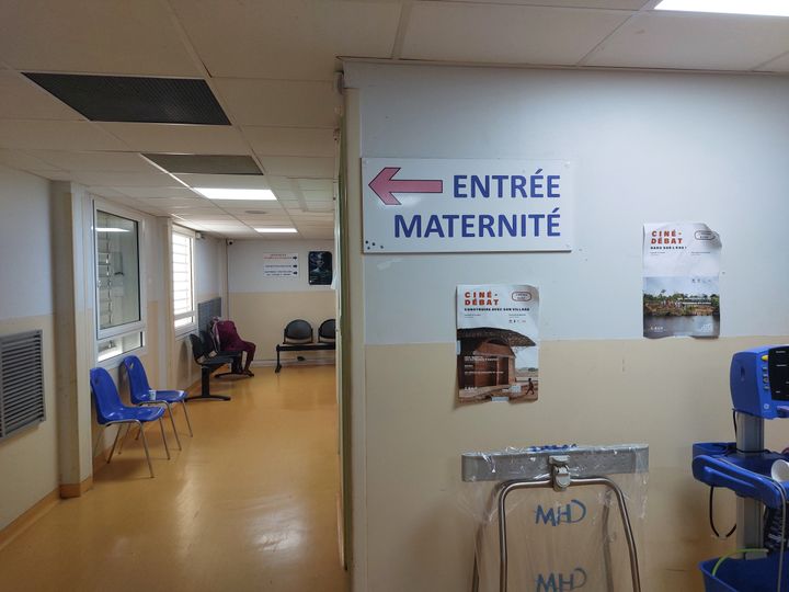 L'entrée de la maternité de Mamoudzou, à Mayotte, le 28 décembre 2024. (AGATHE MAHUET / FRANCE INFO / RADIO FRANCE)