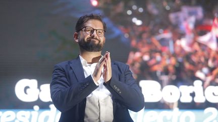 Gabriel Boric fête sa victoire à l'élection présidentielle le 19 décembre 2021 à Santiago (Chili). (CRIS SAAVEDRA VOGEL / ANADOLU AGENCY / AFP)