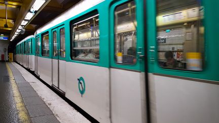 Un métro à la station du Père Lachaise, à Paris, le 12 octobre 2019. (AMAURY CORNU / HANS LUCAS / AFP)