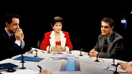 Mars 1993 : Sur le plateau de 7/7, Anne Sinclair organise un débat entre les ténors des grands partis politiques. Face à Henri Emmanuelli, représentant de la majorité socialiste au pouvoir, Nicolas Sarkozy, pour le RPR, se présente une fois encore comme le chevalier blanc de la classe politique. (LOEW/TF1/SIPA)