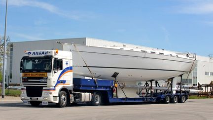 Un camion transporte un monocoque à la fabrique Beneteau de&nbsp;Dompierre-sur-Yon (Vendée). (FRANK PERRY / AFP)