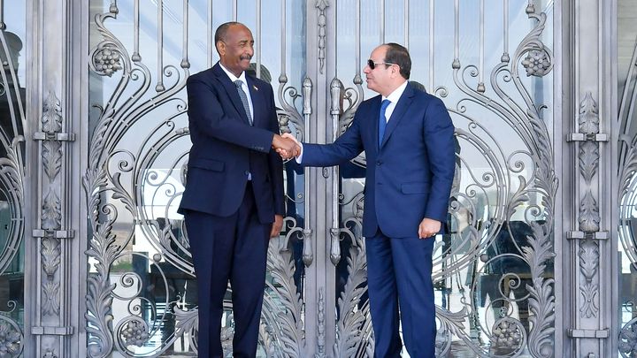 Le général Abdel Fattah al-Burhan (à gauche) et le président égyptien Abdel Fattah al-Sissi (à droite), lors d'une recontre à El-Alamein, le 29 août 2023, en Egypte. (EGYPTIAN PRESIDENCY / AFP)